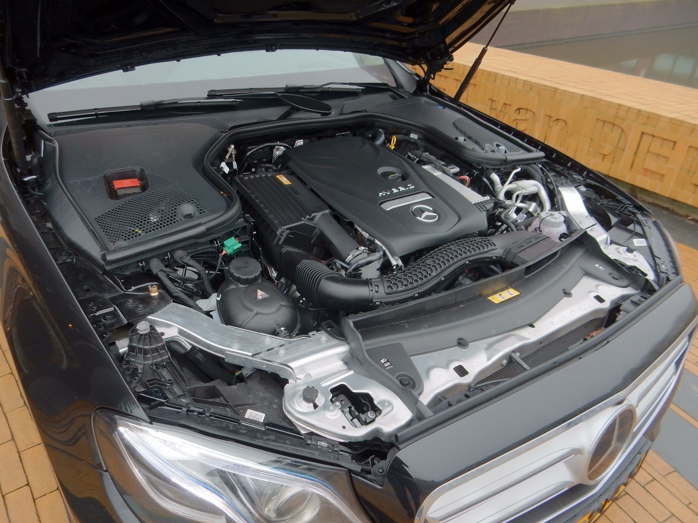 Met de E-Klasse heeft Mercedes-Benz altijd een sterke speler in het segment gehad. Met deze generatie is aan de line-up ook een plug-in hybridevariant toegevoegd. AutoVandaag doet een rijtest.