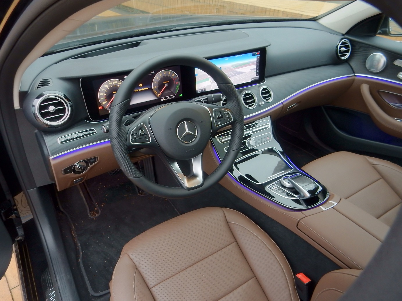 Met de E-Klasse heeft Mercedes-Benz altijd een sterke speler in het segment gehad. Met deze generatie is aan de line-up ook een plug-in hybridevariant toegevoegd. AutoVandaag doet een rijtest.