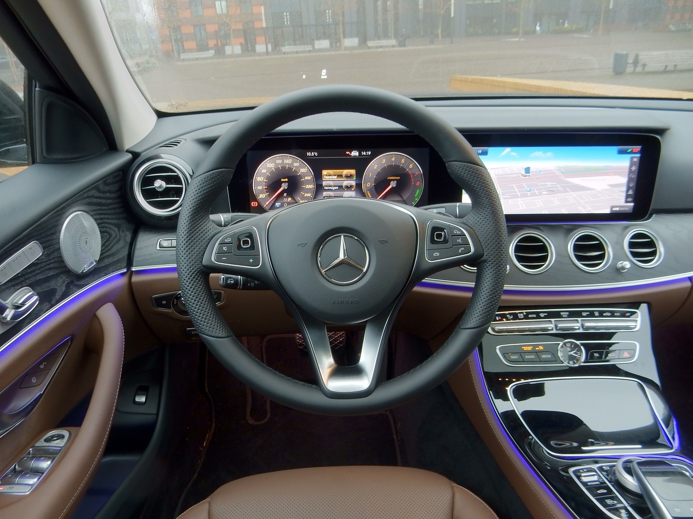 Met de E-Klasse heeft Mercedes-Benz altijd een sterke speler in het segment gehad. Met deze generatie is aan de line-up ook een plug-in hybridevariant toegevoegd. AutoVandaag doet een rijtest.