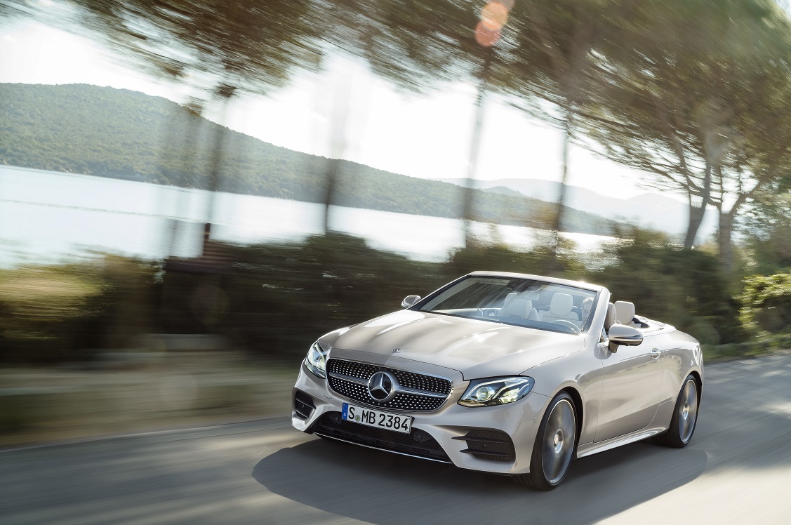 Na het donkere teaserbeeld is de auto nu goed te zien: de nieuwe Mercedes-Benz E-Klasse Cabrio. De auto is er ook meteen als 25th Anniversary.