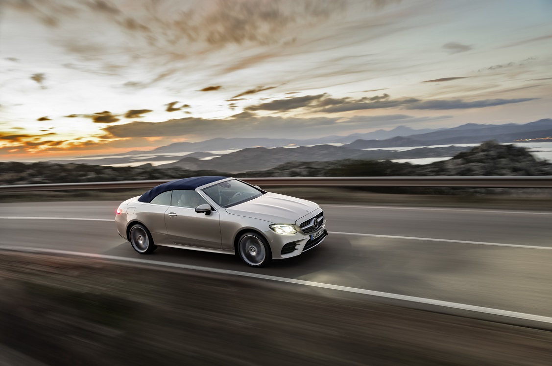 Na het donkere teaserbeeld is de auto nu goed te zien: de nieuwe Mercedes-Benz E-Klasse Cabrio. De auto is er ook meteen als 25th Anniversary.