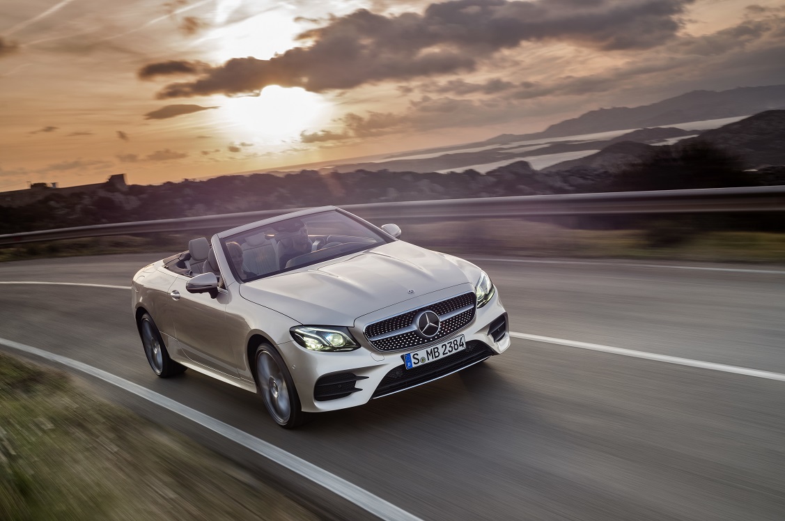 Na het donkere teaserbeeld is de auto nu goed te zien: de nieuwe Mercedes-Benz E-Klasse Cabrio. De auto is er ook meteen als 25th Anniversary.