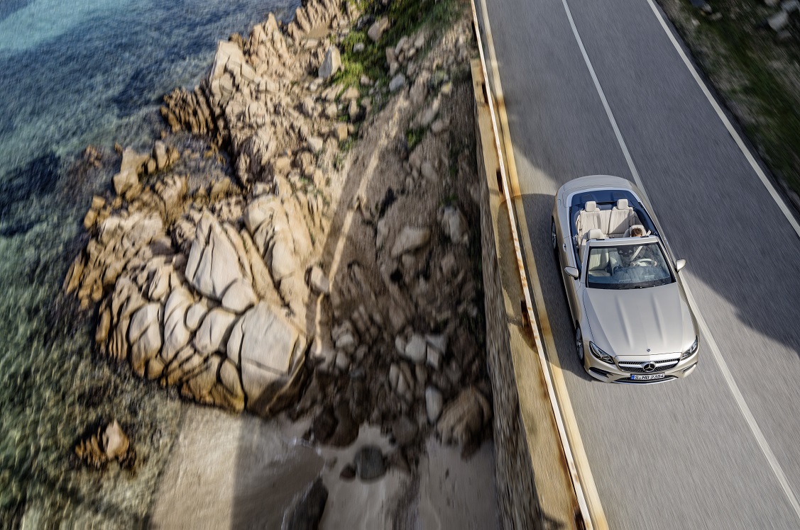 Na het donkere teaserbeeld is de auto nu goed te zien: de nieuwe Mercedes-Benz E-Klasse Cabrio. De auto is er ook meteen als 25th Anniversary.