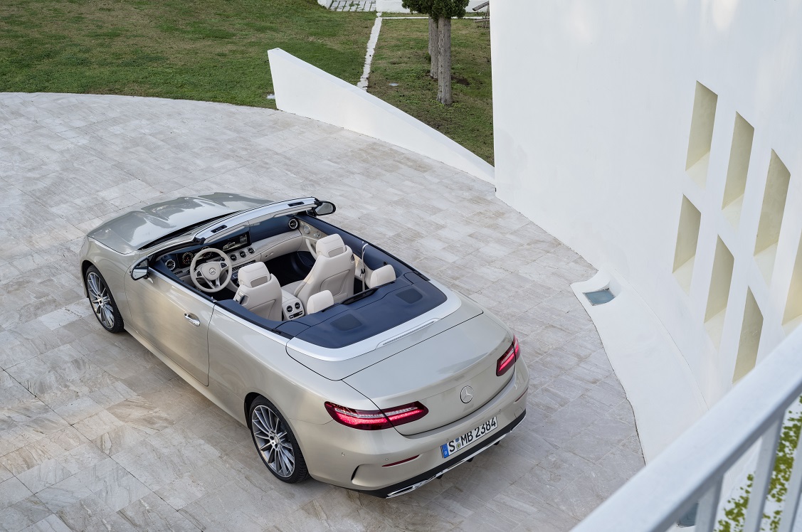 Na het donkere teaserbeeld is de auto nu goed te zien: de nieuwe Mercedes-Benz E-Klasse Cabrio. De auto is er ook meteen als 25th Anniversary.