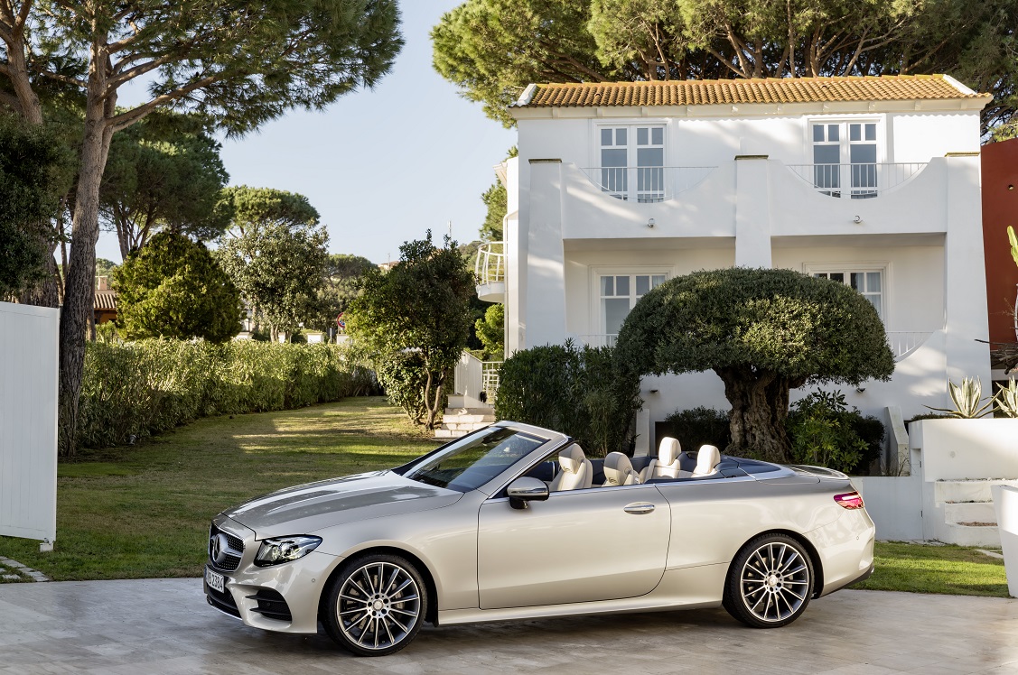 Na het donkere teaserbeeld is de auto nu goed te zien: de nieuwe Mercedes-Benz E-Klasse Cabrio. De auto is er ook meteen als 25th Anniversary.