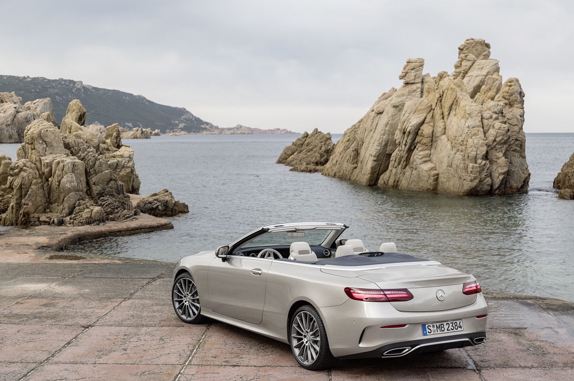 Na het donkere teaserbeeld is de auto nu goed te zien: de nieuwe Mercedes-Benz E-Klasse Cabrio. De auto is er ook meteen als 25th Anniversary.