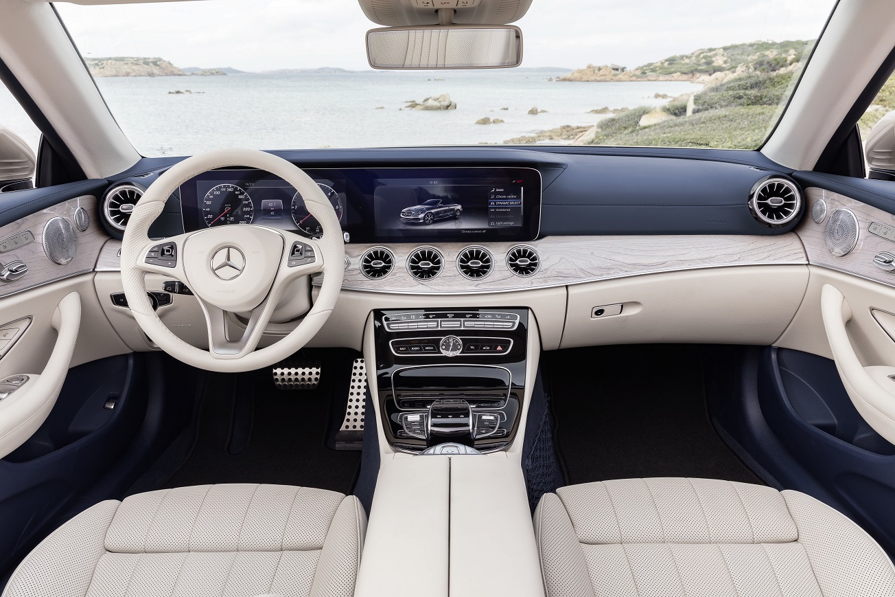 Na het donkere teaserbeeld is de auto nu goed te zien: de nieuwe Mercedes-Benz E-Klasse Cabrio. De auto is er ook meteen als 25th Anniversary.