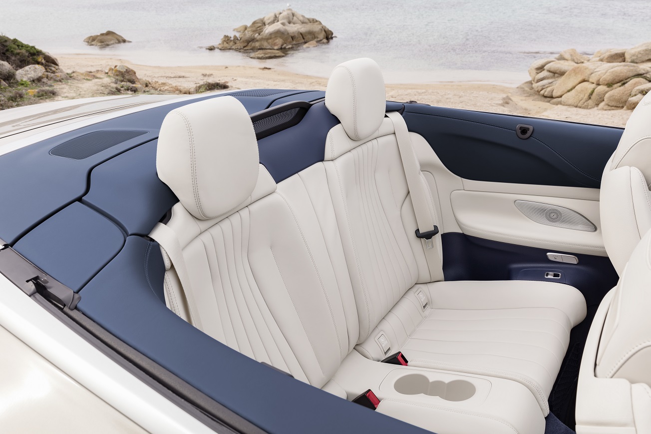 Na het donkere teaserbeeld is de auto nu goed te zien: de nieuwe Mercedes-Benz E-Klasse Cabrio. De auto is er ook meteen als 25th Anniversary.