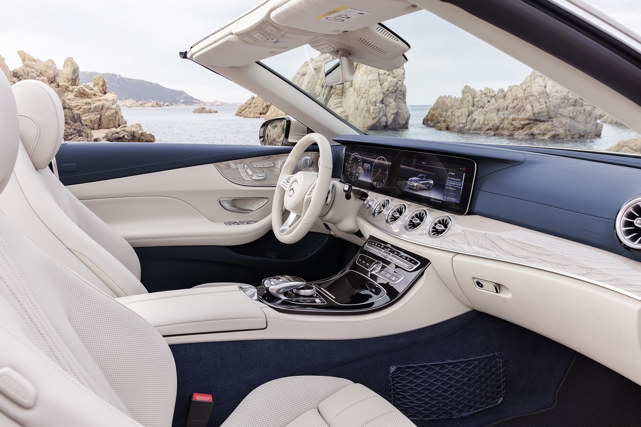 Na het donkere teaserbeeld is de auto nu goed te zien: de nieuwe Mercedes-Benz E-Klasse Cabrio. De auto is er ook meteen als 25th Anniversary.