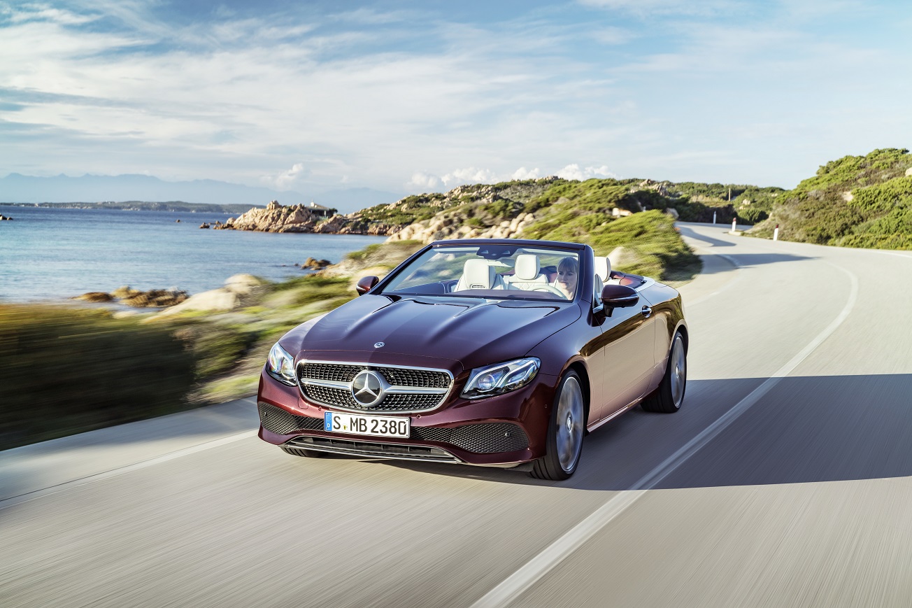 Na het donkere teaserbeeld is de auto nu goed te zien: de nieuwe Mercedes-Benz E-Klasse Cabrio. De auto is er ook meteen als 25th Anniversary.
