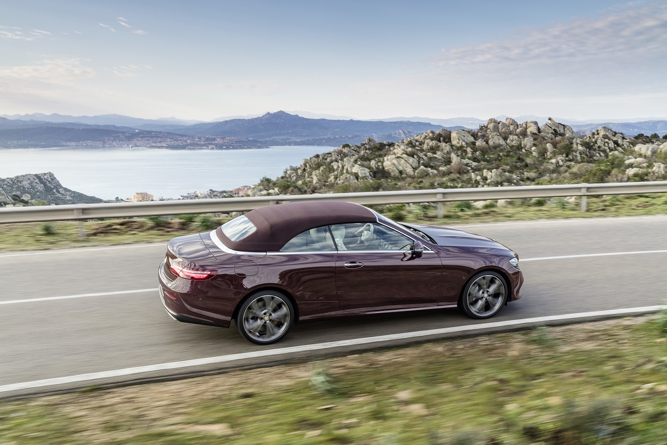 Na het donkere teaserbeeld is de auto nu goed te zien: de nieuwe Mercedes-Benz E-Klasse Cabrio. De auto is er ook meteen als 25th Anniversary.
