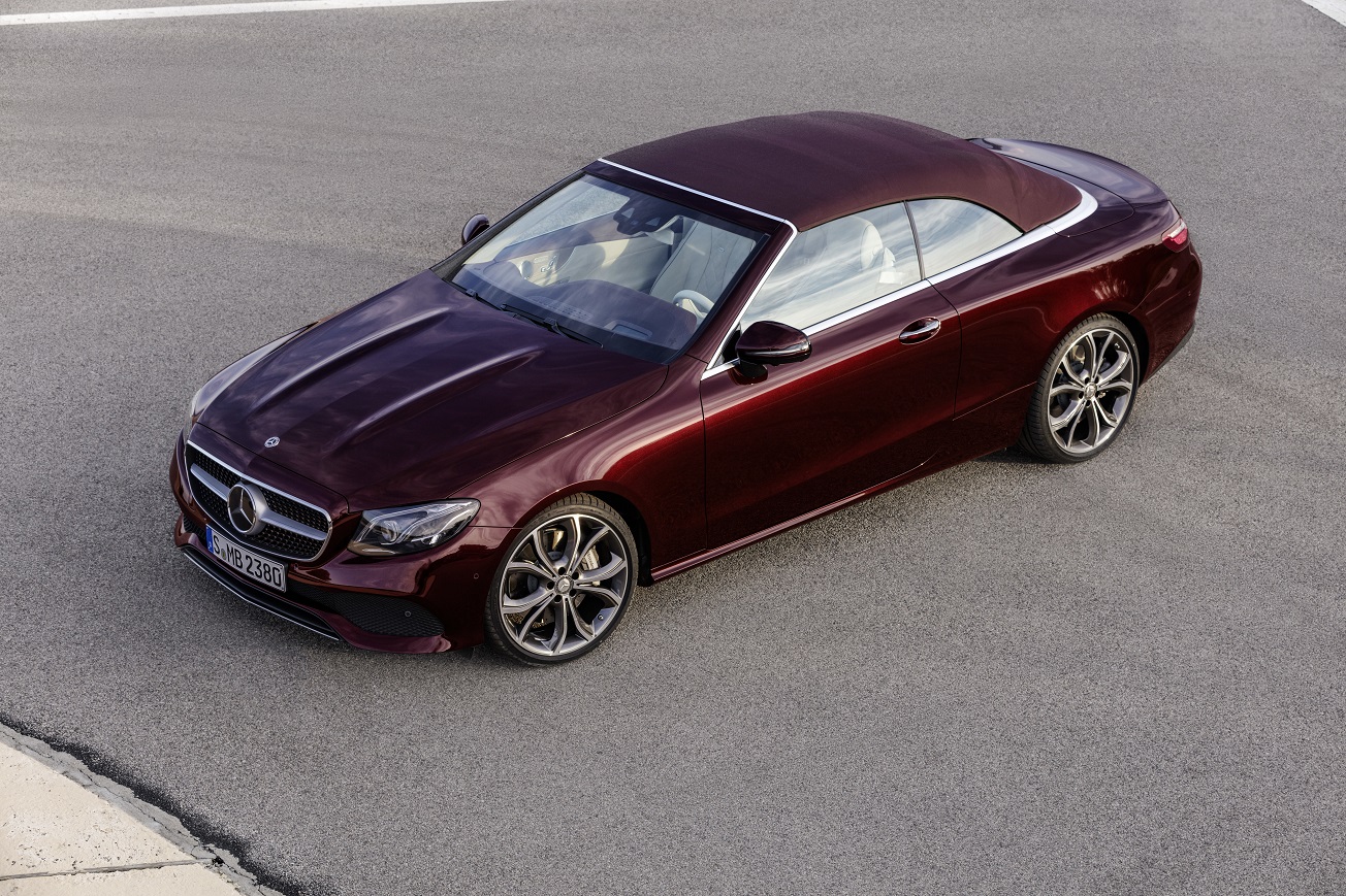 Na het donkere teaserbeeld is de auto nu goed te zien: de nieuwe Mercedes-Benz E-Klasse Cabrio. De auto is er ook meteen als 25th Anniversary.