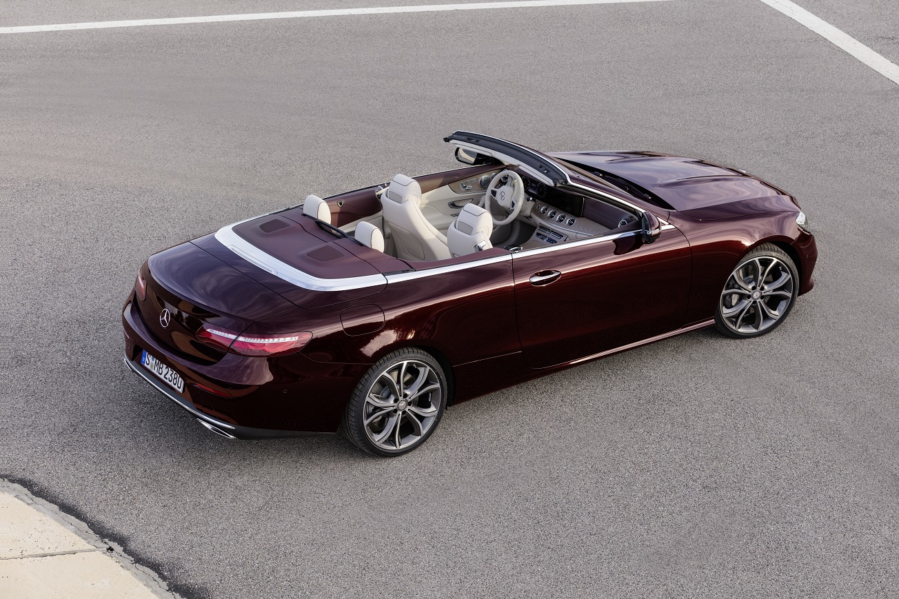 Na het donkere teaserbeeld is de auto nu goed te zien: de nieuwe Mercedes-Benz E-Klasse Cabrio. De auto is er ook meteen als 25th Anniversary.