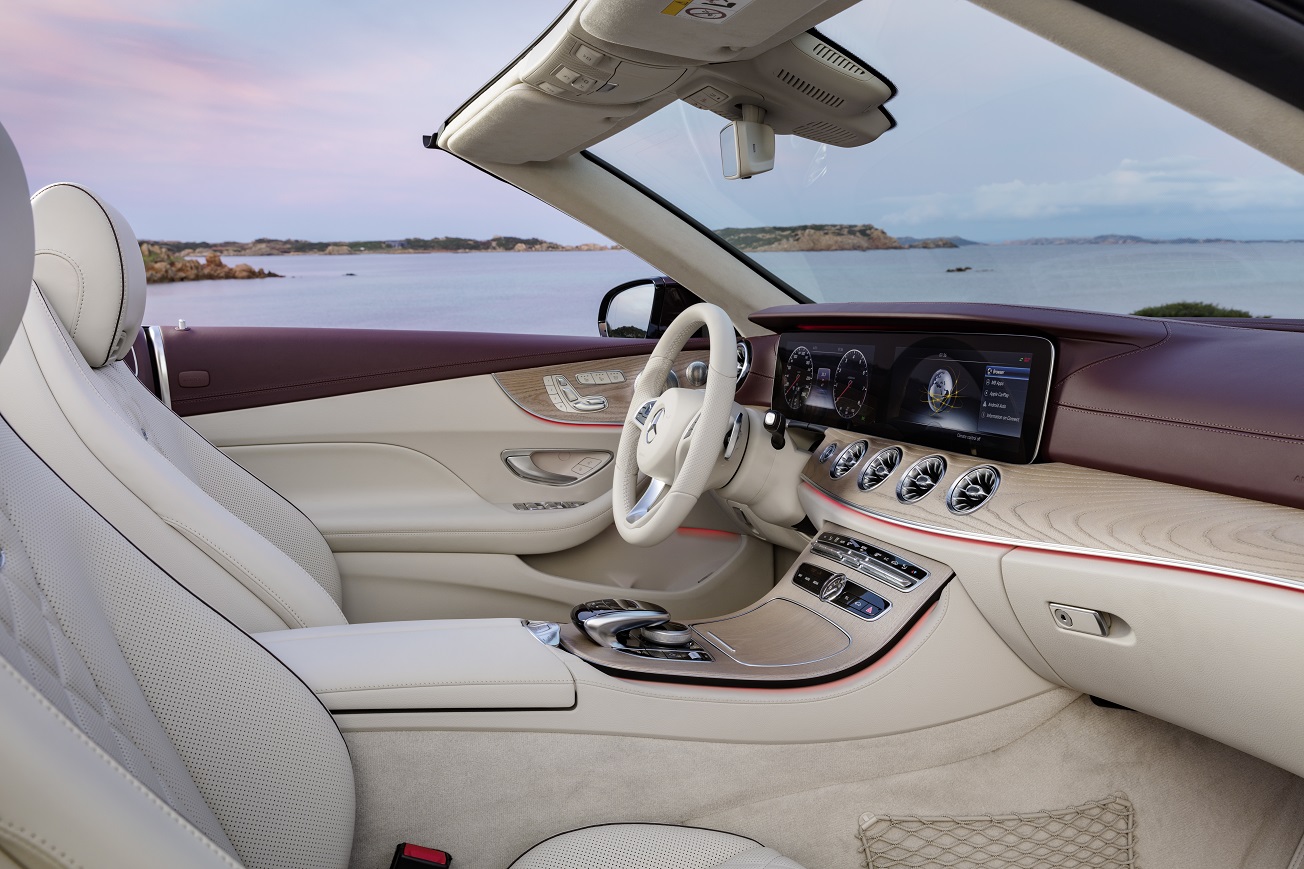 Na het donkere teaserbeeld is de auto nu goed te zien: de nieuwe Mercedes-Benz E-Klasse Cabrio. De auto is er ook meteen als 25th Anniversary.