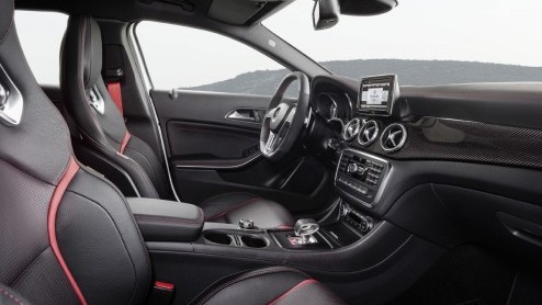 Mercedes-Benz heeft de GLA AMG onthuld. Net als in de A45 AMG beschikt de gespierde GLA over de 2.0 liter turbomotor met liefst 360 pk en 450 Nm aan koppel.