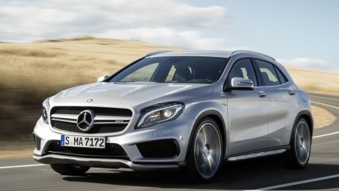 Mercedes-Benz heeft de GLA AMG onthuld. Net als in de A45 AMG beschikt de gespierde GLA over de 2.0 liter turbomotor met liefst 360 pk en 450 Nm aan koppel.