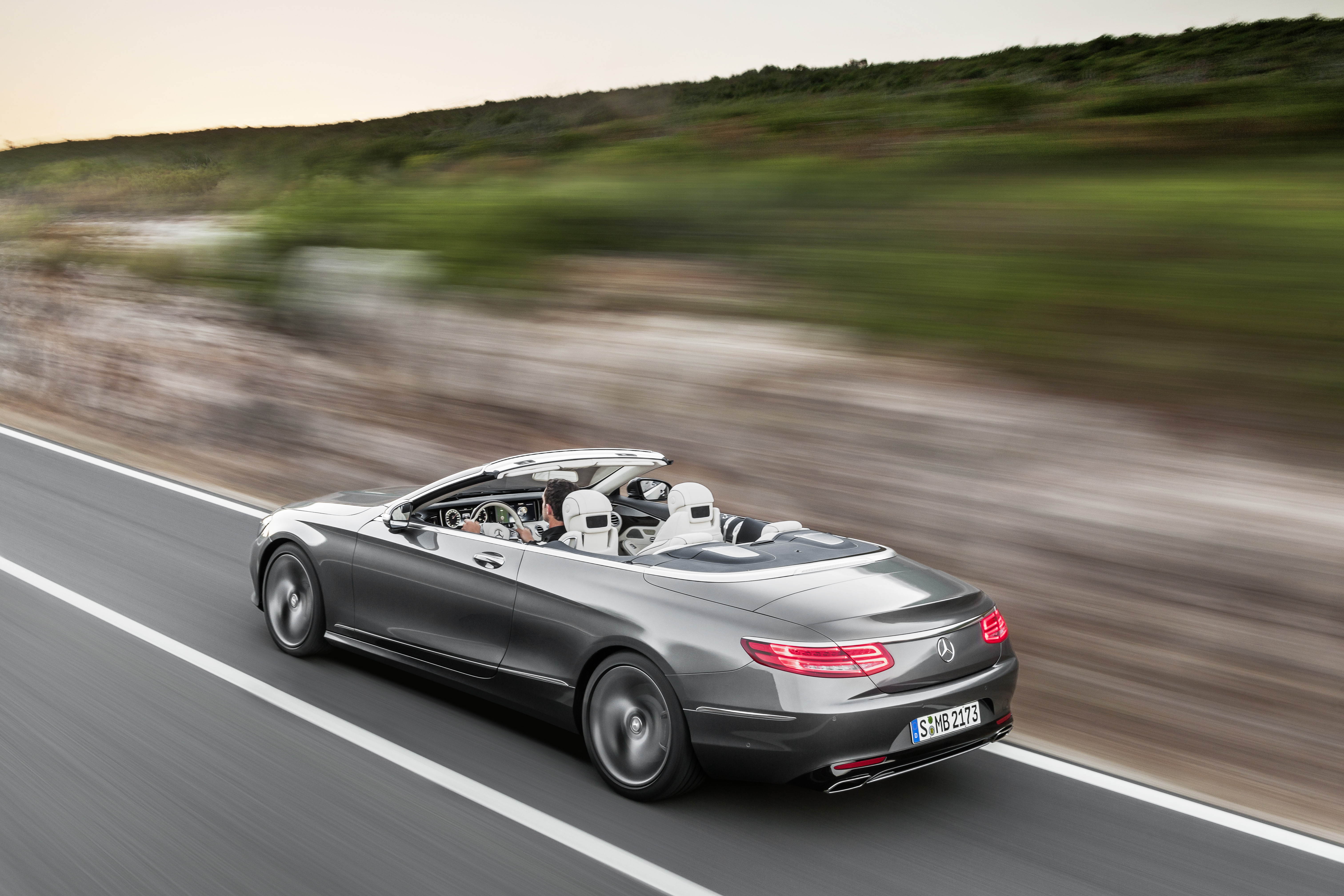 Mercedes brengt de S-Klasse Cabriolet vanaf april 2016 ook als AMG uit. Later volgt ook de Mercedes-AMG S 65 Cabriolet, beiden met 4Matic.