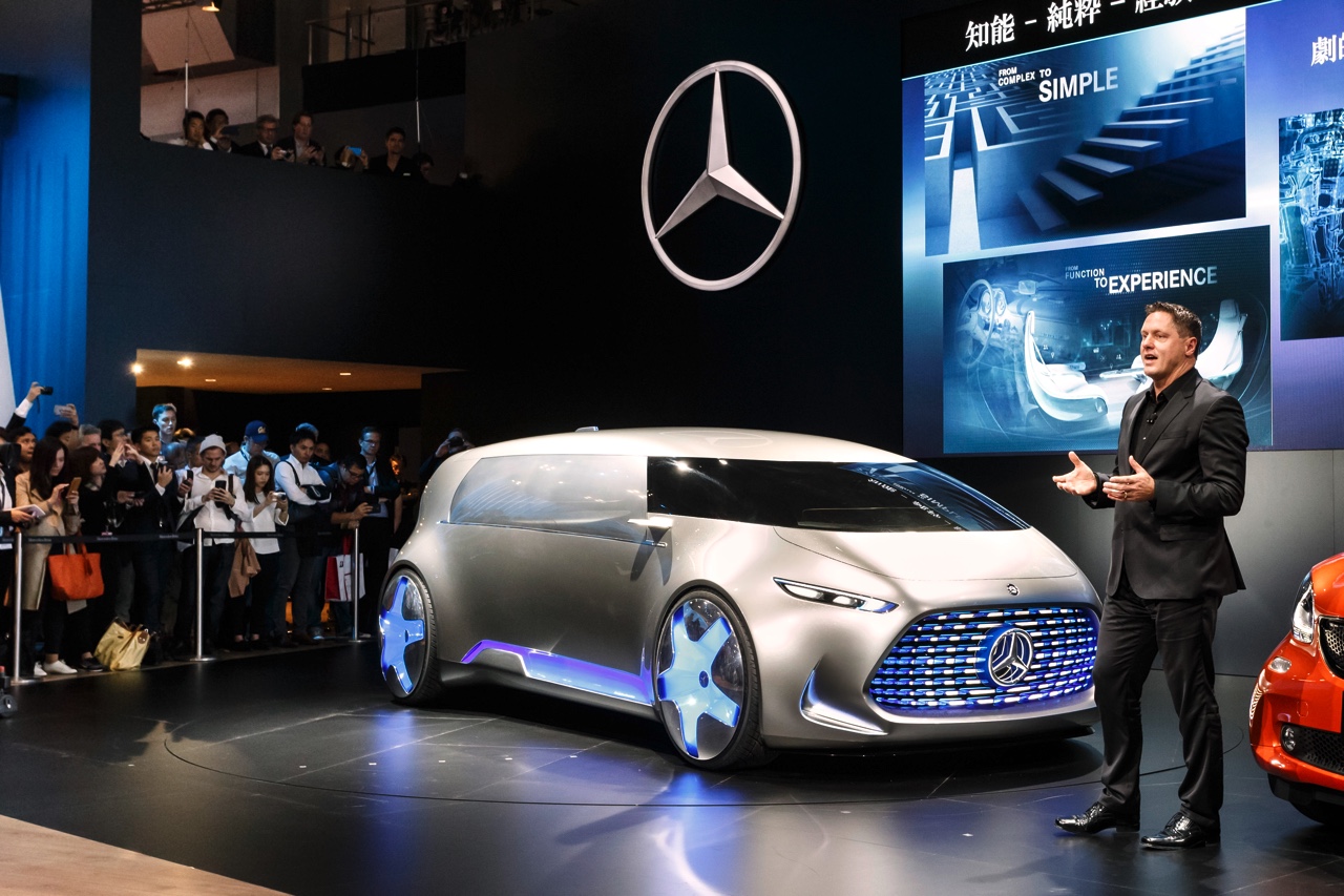 De Mercedes-Benz Vision Tokyo is een studiemodel, ontwikkeld voor Generatie Z. De Concept Car op de Tokyo Motor Show is daarom een rijdende lounge, met elektrische aandrijving en brandstofcel.