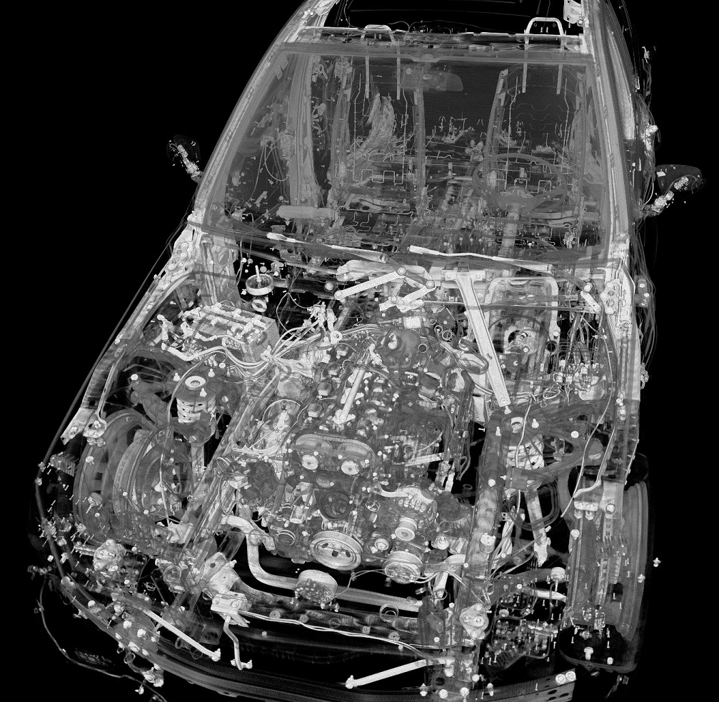 Mercedes-Benz gaat rntgentechnologie inzetten bij het uitvoeren van haar crashtests. Hiermee kunnen niet alleen scherpere beelden worden genomen, maar kan ook verder in de auto gekeken worden.