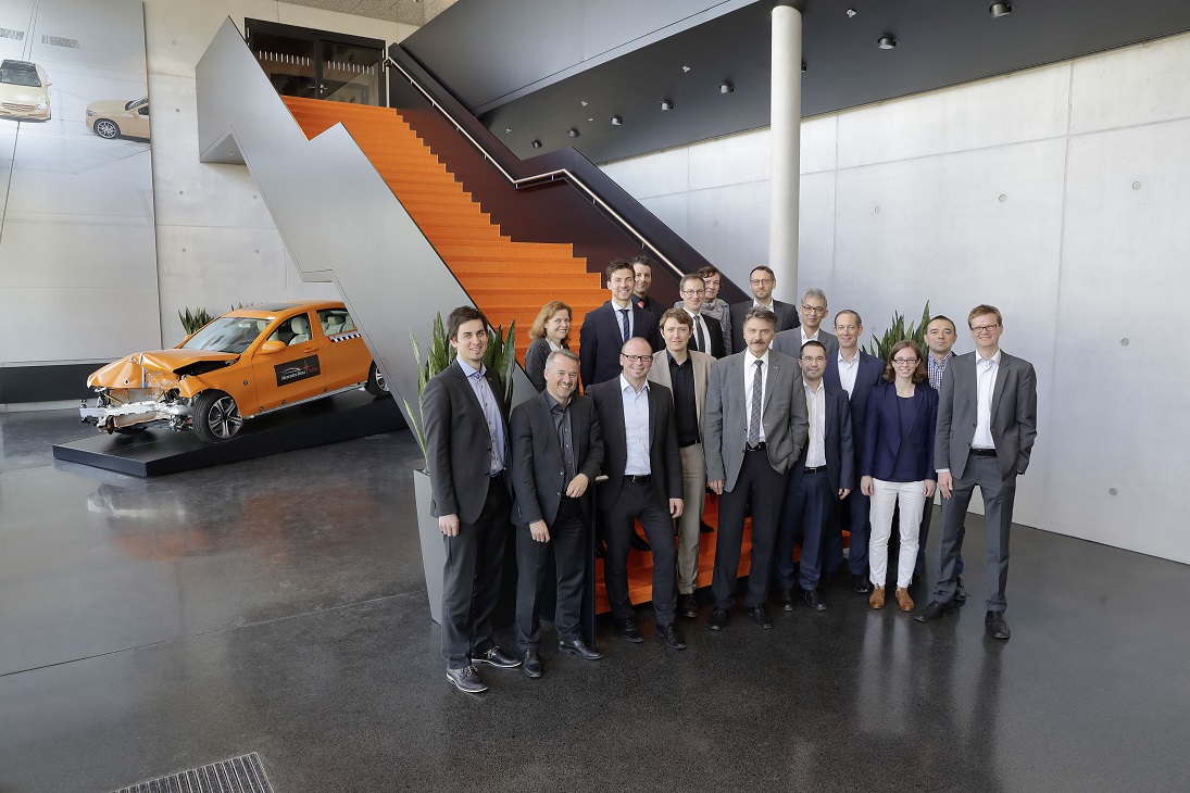 Mercedes-Benz gaat rntgentechnologie inzetten bij het uitvoeren van haar crashtests. Hiermee kunnen niet alleen scherpere beelden worden genomen, maar kan ook verder in de auto gekeken worden.