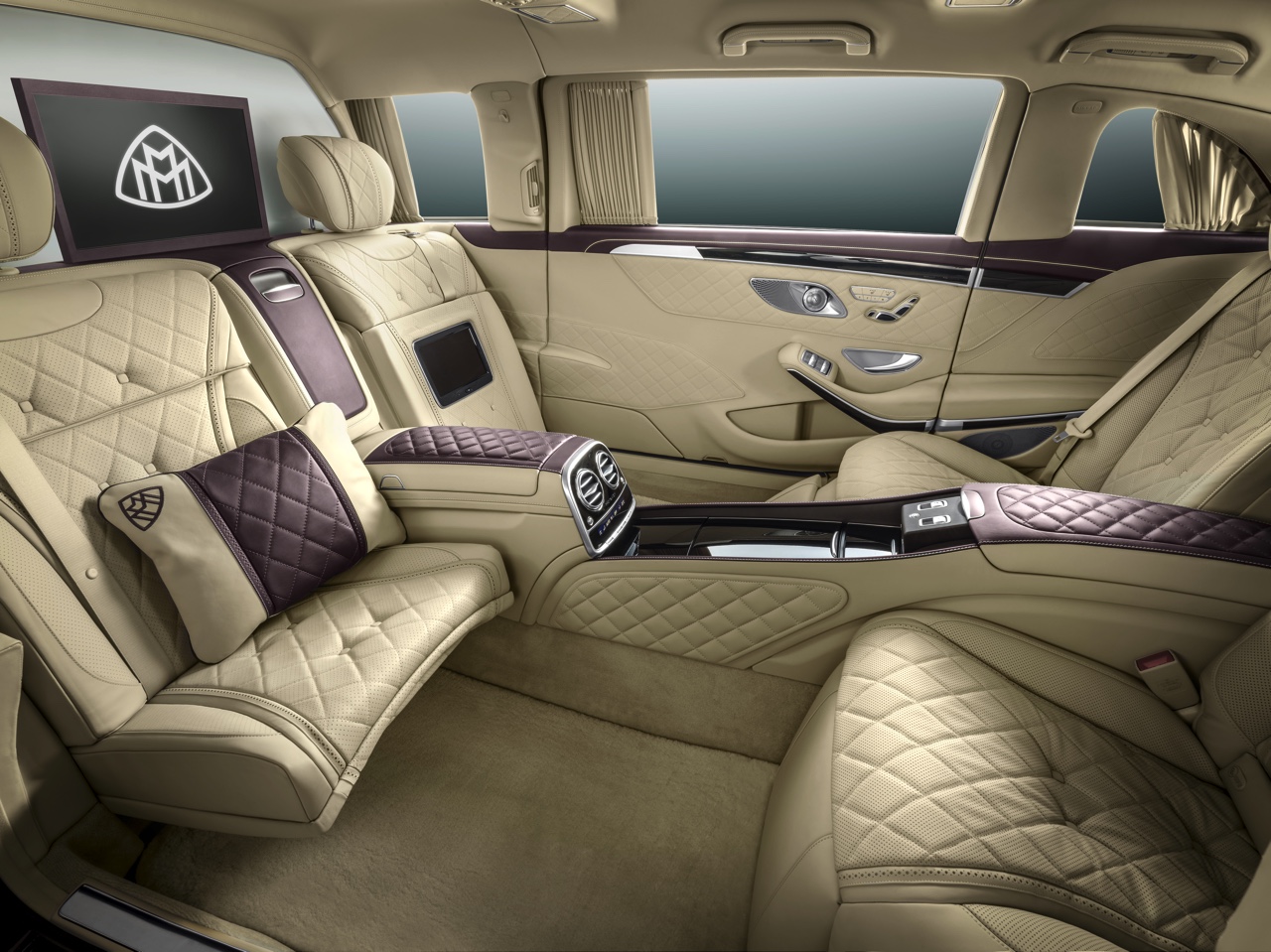 Mercedes-Maybach introduceert de Pullman S-Klasse met een lengte van 6.50 meter en vier riante zitplaatsen. Levering eerste kwartaal 2016, allen met V12 benzinemotor.