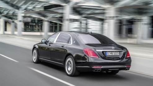 Waar je voor een nieuwe Maybach 57 een aantal jaren geleden nog minimaal een half miljoen euros mee moest nemen naar de showroom, mag de nieuwe Mercedes-Maybach voor een heel stuk minder weg.