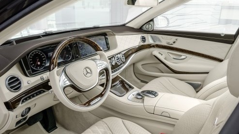 Waar je voor een nieuwe Maybach 57 een aantal jaren geleden nog minimaal een half miljoen euros mee moest nemen naar de showroom, mag de nieuwe Mercedes-Maybach voor een heel stuk minder weg.