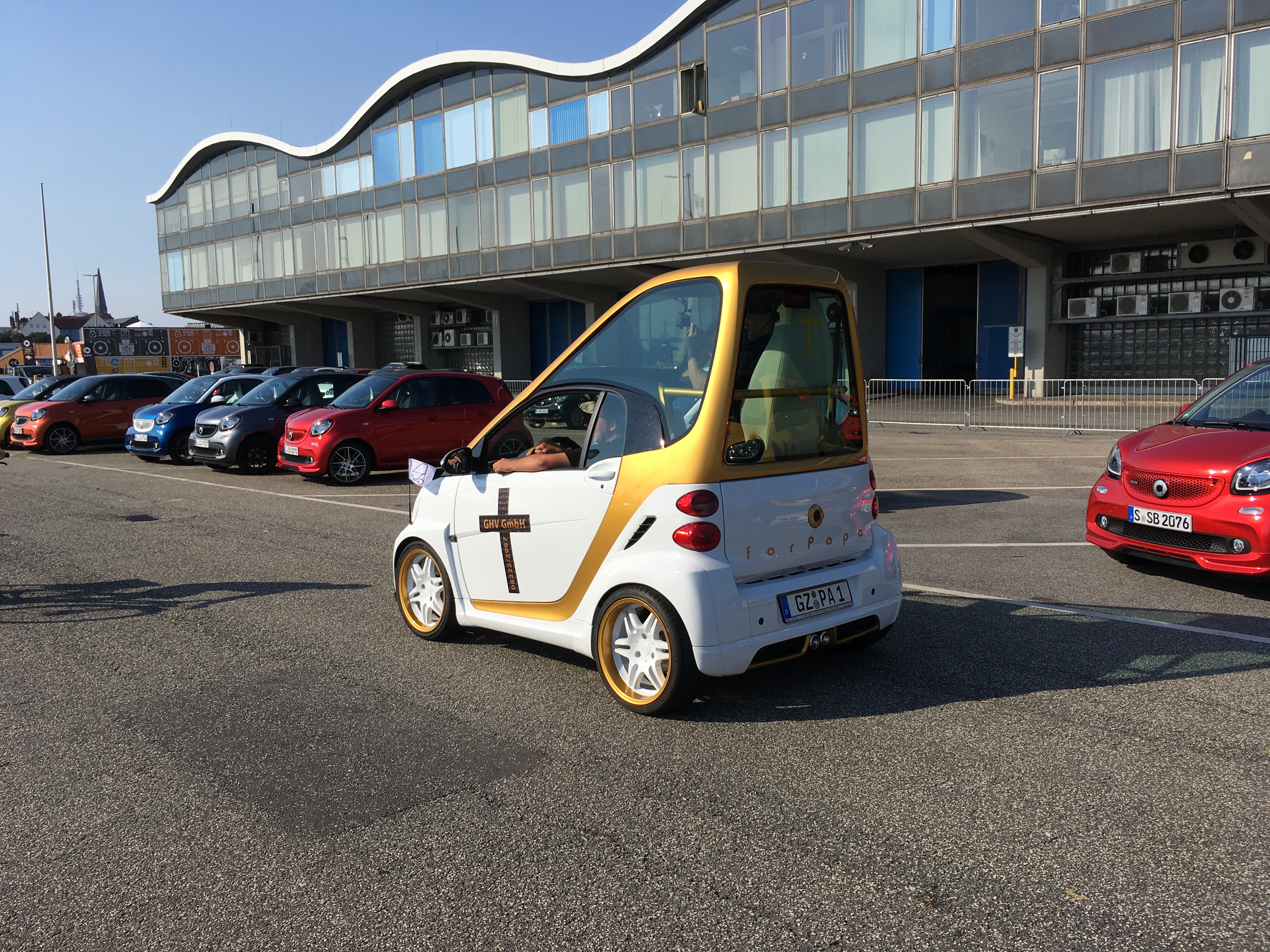 Een verslag van Smart Times 2016, waar een nieuw wereldrecord werd gevestigd bij de Smart-parade.