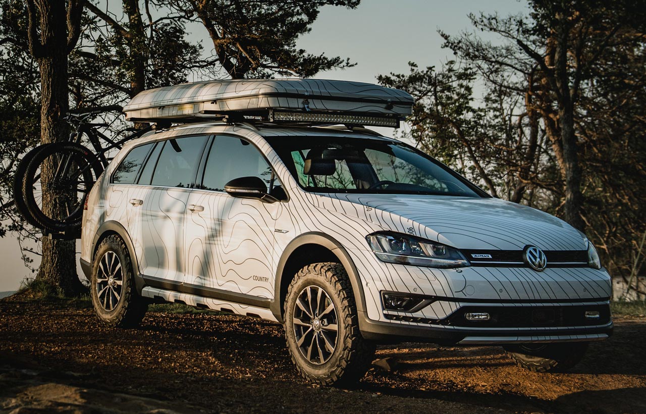 Hoog op de wielen en voorzieningen waar je rustig twee weken mee in het ruige terrein vooruit kunt, dat beidt de Volkswagen Golf Alltrack Country.