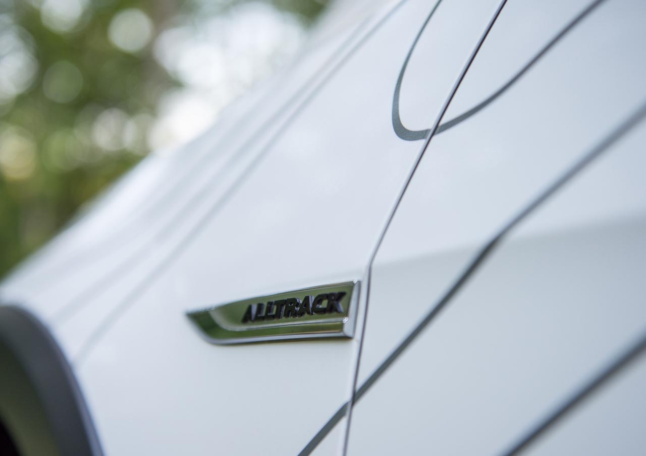 Hoog op de wielen en voorzieningen waar je rustig twee weken mee in het ruige terrein vooruit kunt, dat beidt de Volkswagen Golf Alltrack Country.