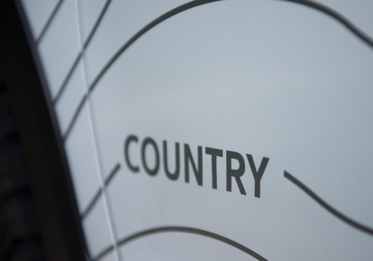Hoog op de wielen en voorzieningen waar je rustig twee weken mee in het ruige terrein vooruit kunt, dat beidt de Volkswagen Golf Alltrack Country.