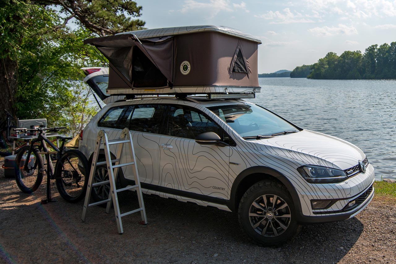 Hoog op de wielen en voorzieningen waar je rustig twee weken mee in het ruige terrein vooruit kunt, dat beidt de Volkswagen Golf Alltrack Country.