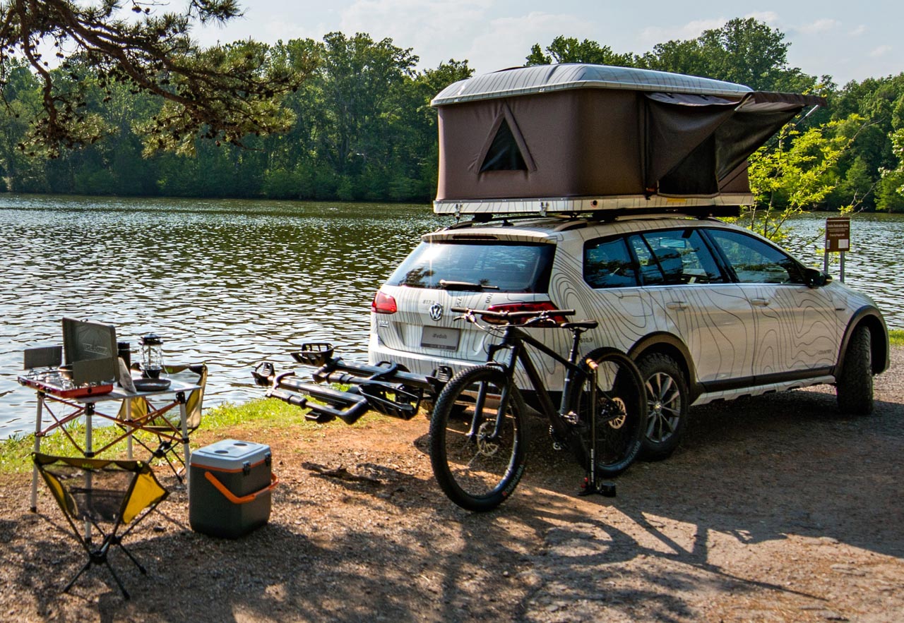 Hoog op de wielen en voorzieningen waar je rustig twee weken mee in het ruige terrein vooruit kunt, dat beidt de Volkswagen Golf Alltrack Country.