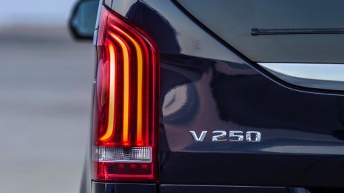 Autotest Mercedes-Benz V 250 BlueTEC, de nieuwe V-Klasse als ruime MPV voor VIP-shuttles en taxi-vervoer.