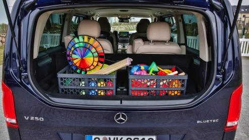 Autotest Mercedes-Benz V 250 BlueTEC, de nieuwe V-Klasse als ruime MPV voor VIP-shuttles en taxi-vervoer.