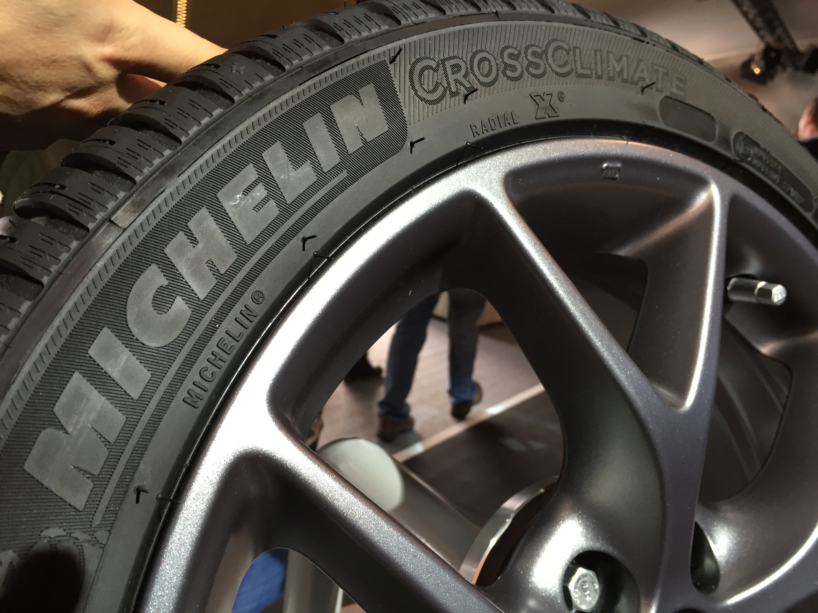 Michelin CrossClimate is een nieuwe zomerband met wintercertificering. Daardoor is het de eerste zomerband die ook in de winter te gebruiken is en betere eigenschappen heeft dan een all-season band.