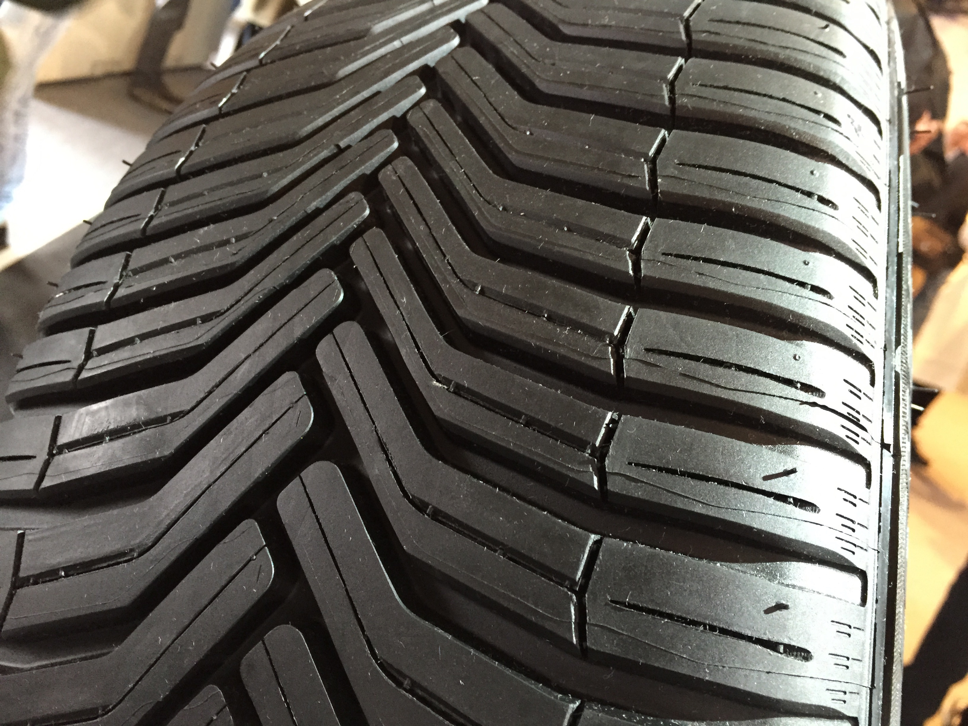 Michelin CrossClimate is een nieuwe zomerband met wintercertificering. Daardoor is het de eerste zomerband die ook in de winter te gebruiken is en betere eigenschappen heeft dan een all-season band.