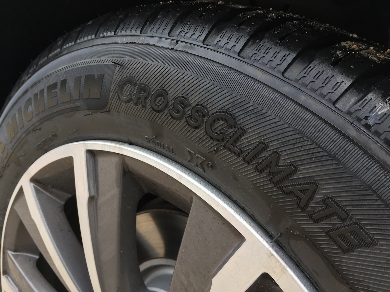 Michelin CrossClimate is een nieuwe zomerband met wintercertificering. Daardoor is het de eerste zomerband die ook in de winter te gebruiken is en betere eigenschappen heeft dan een all-season band.