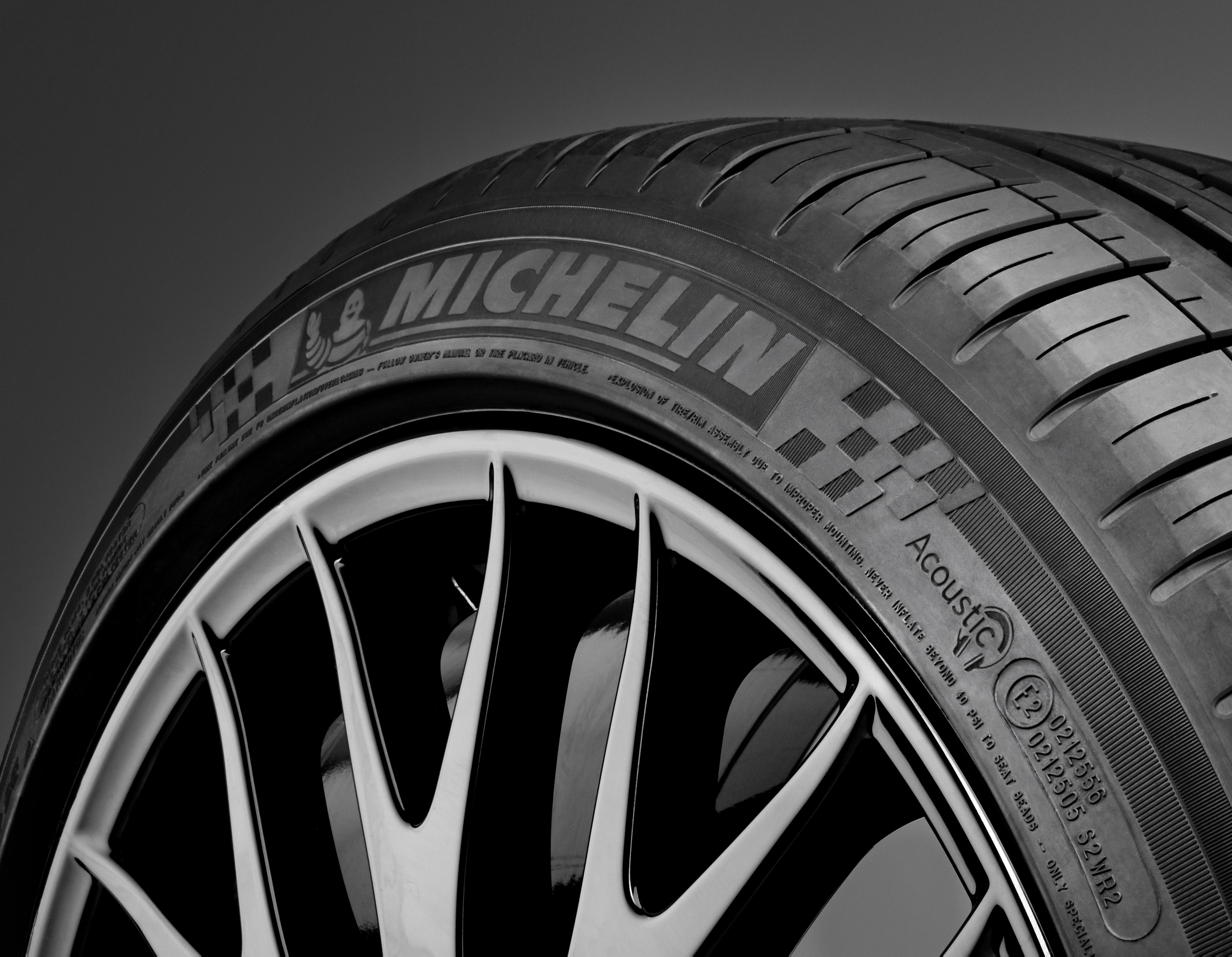 Michelin maakt autorijden stiller met Michelin Acoustic Technology. De nieuwe banden worden als eerste geleverd op de Mercedes-AMG S63.