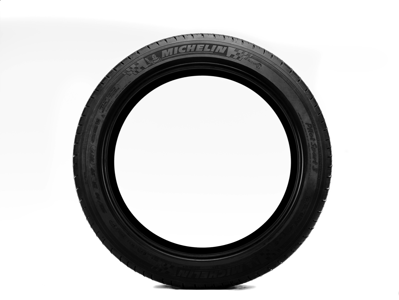 Michelin maakt autorijden stiller met Michelin Acoustic Technology. De nieuwe banden worden als eerste geleverd op de Mercedes-AMG S63.