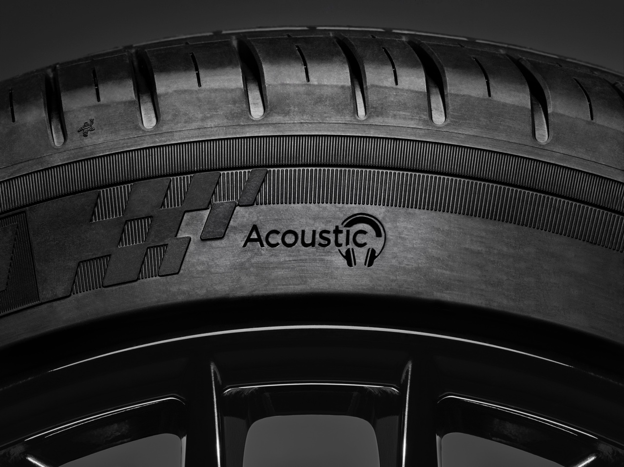 Michelin maakt autorijden stiller met Michelin Acoustic Technology. De nieuwe banden worden als eerste geleverd op de Mercedes-AMG S63.