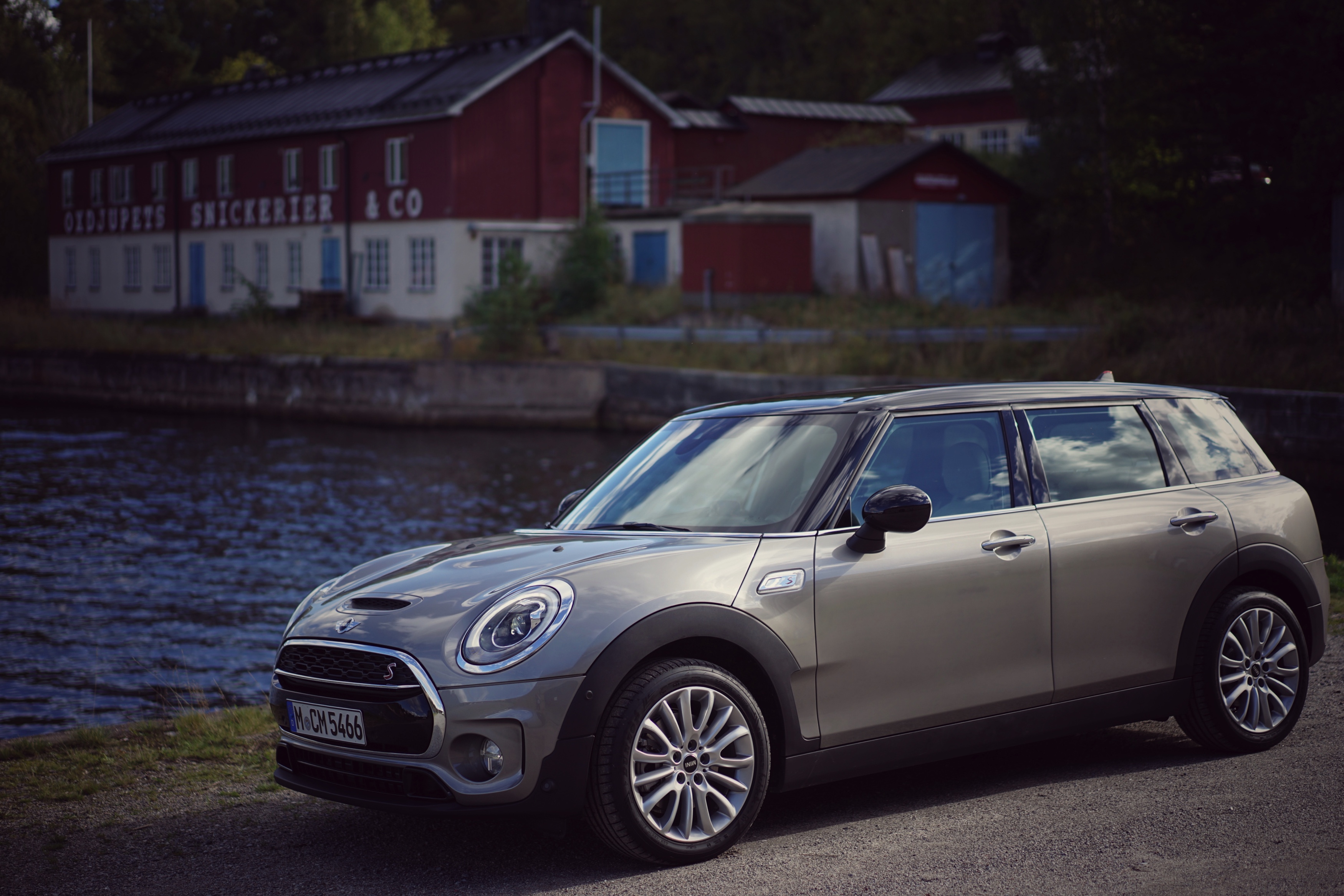 Autotest MINI Clubman: hij verloor zijn gekke deurtje, groeide serieus en werd een stuk volwassener. Wij reden de Mini Clubman Cooper S rond Stockholm. Is hij naast praktisch ook nog wel speels.