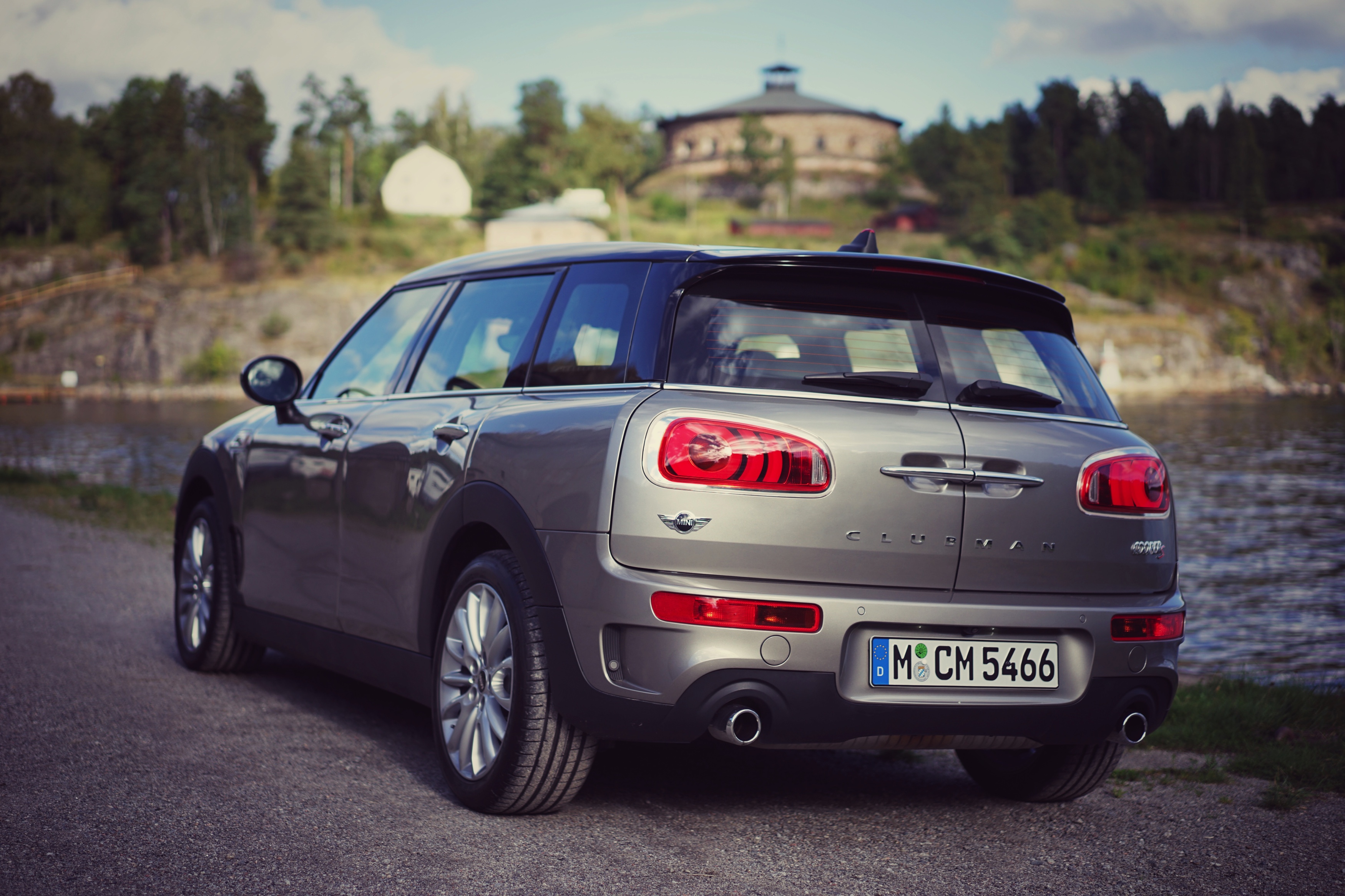 Autotest MINI Clubman: hij verloor zijn gekke deurtje, groeide serieus en werd een stuk volwassener. Wij reden de Mini Clubman Cooper S rond Stockholm. Is hij naast praktisch ook nog wel speels.