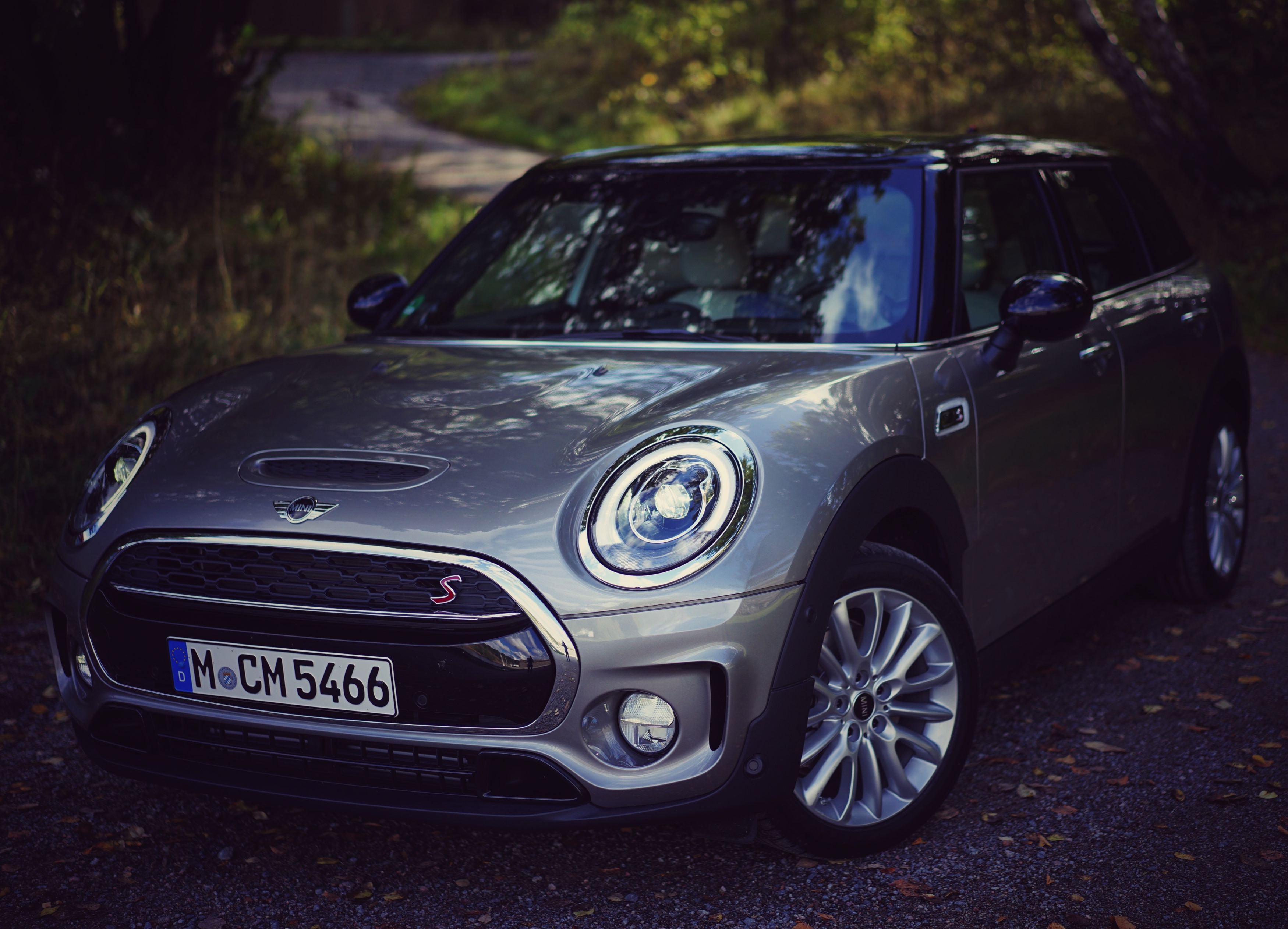 Autotest MINI Clubman: hij verloor zijn gekke deurtje, groeide serieus en werd een stuk volwassener. Wij reden de Mini Clubman Cooper S rond Stockholm. Is hij naast praktisch ook nog wel speels.