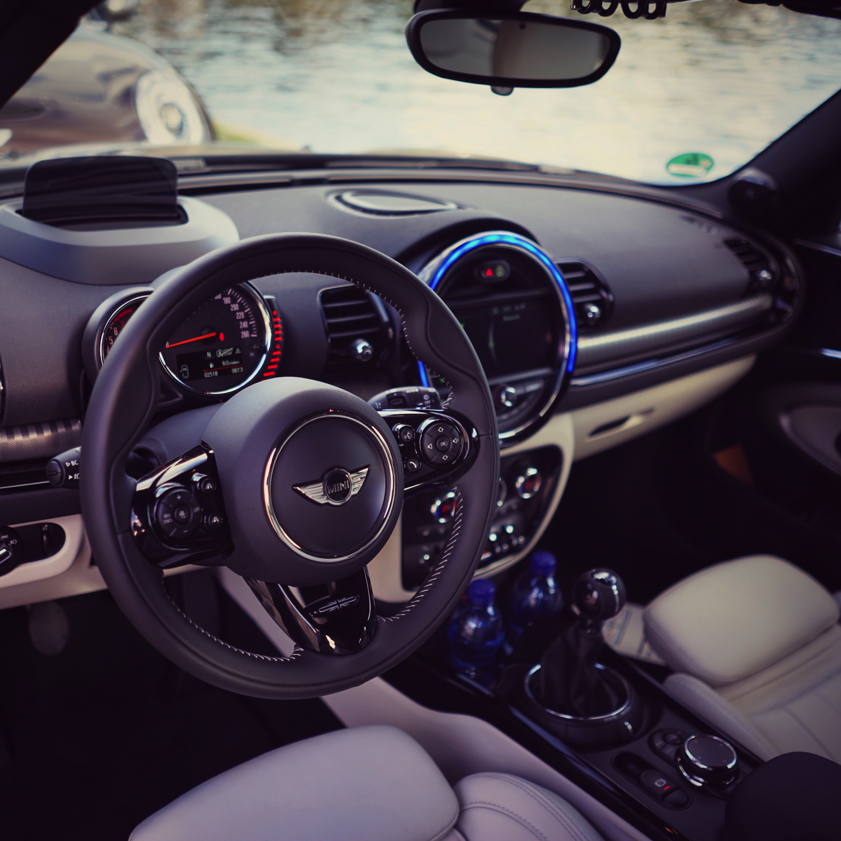 Autotest MINI Clubman: hij verloor zijn gekke deurtje, groeide serieus en werd een stuk volwassener. Wij reden de Mini Clubman Cooper S rond Stockholm. Is hij naast praktisch ook nog wel speels.