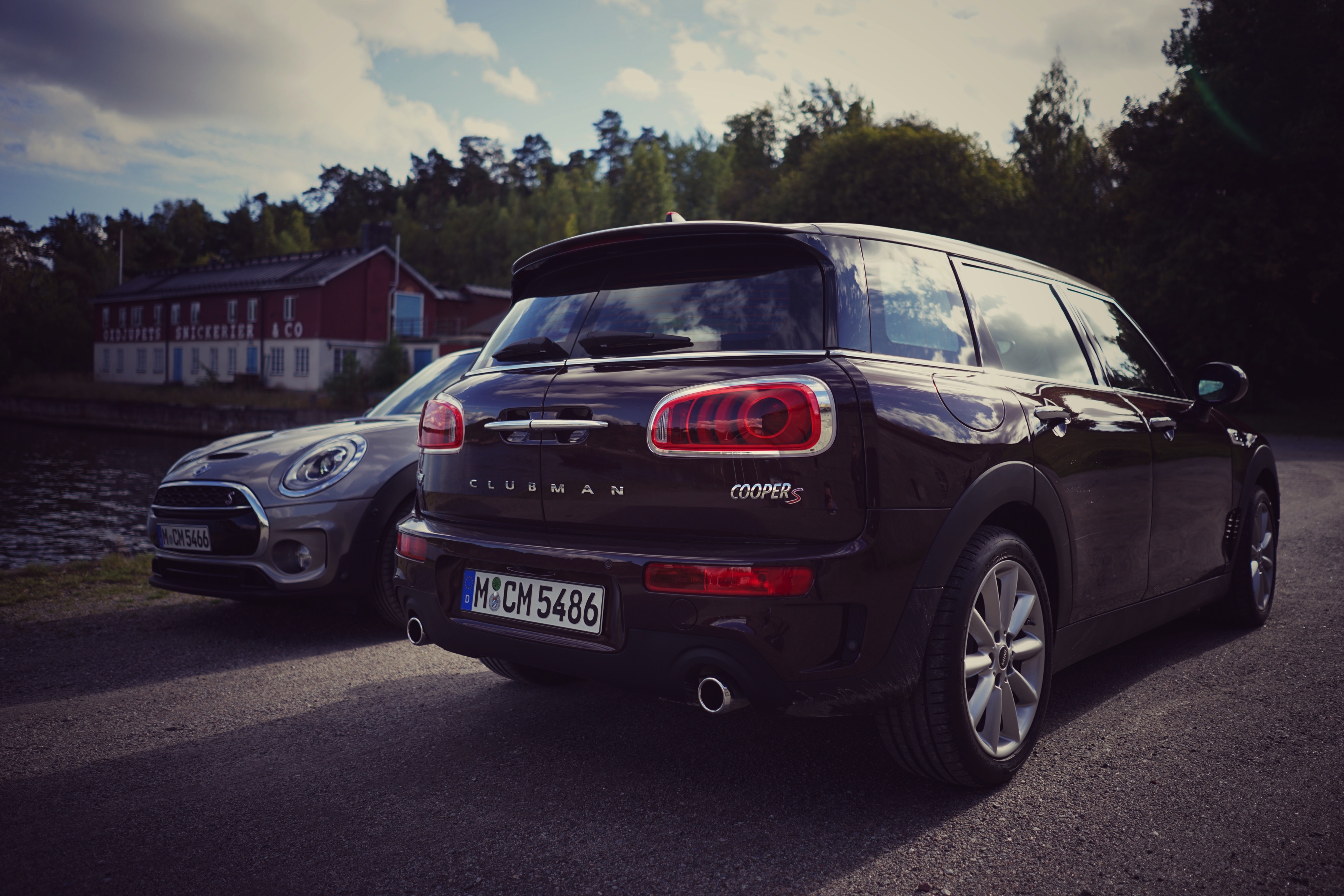 Autotest MINI Clubman: hij verloor zijn gekke deurtje, groeide serieus en werd een stuk volwassener. Wij reden de Mini Clubman Cooper S rond Stockholm. Is hij naast praktisch ook nog wel speels.