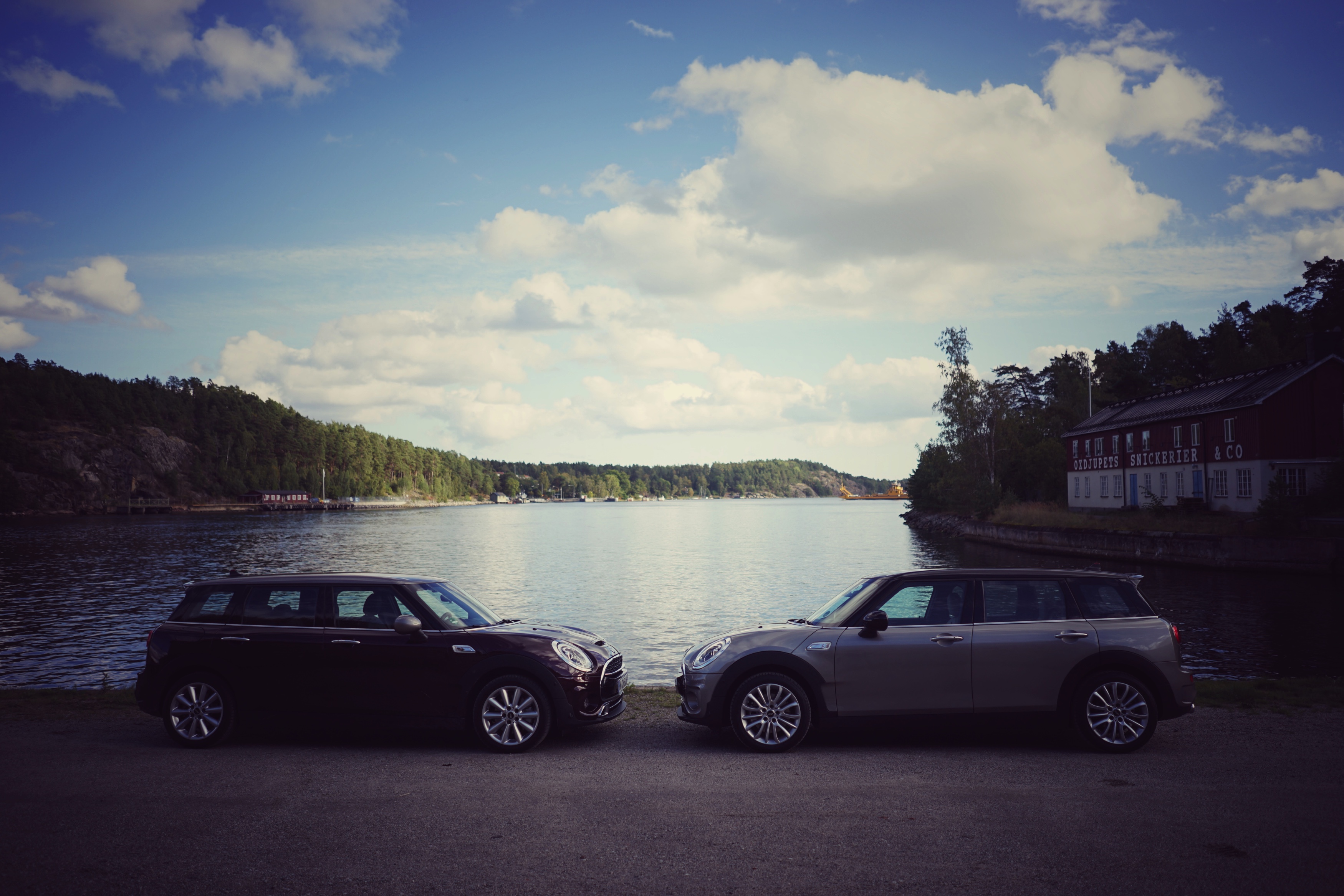 Autotest MINI Clubman: hij verloor zijn gekke deurtje, groeide serieus en werd een stuk volwassener. Wij reden de Mini Clubman Cooper S rond Stockholm. Is hij naast praktisch ook nog wel speels.
