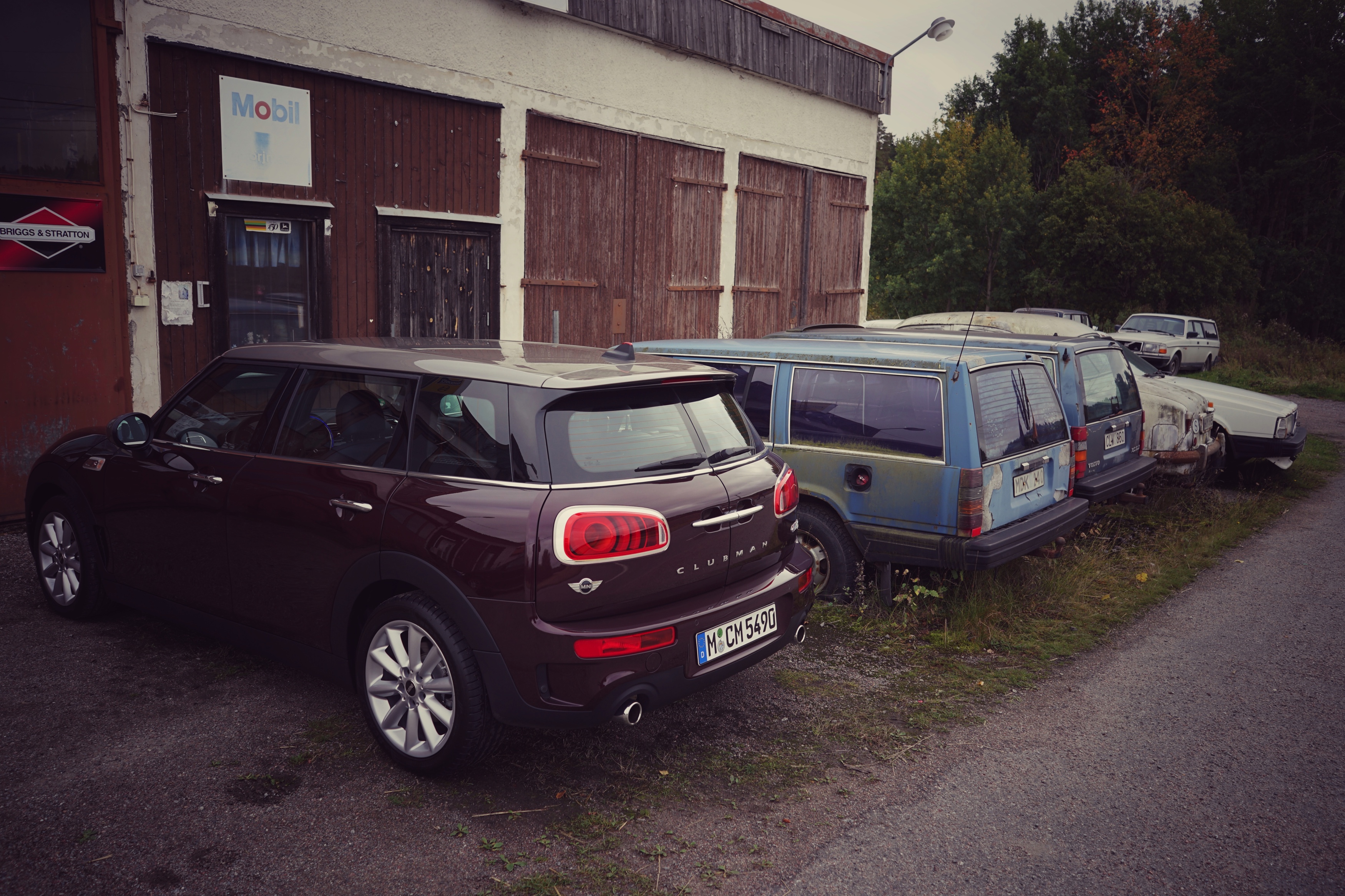 Autotest MINI Clubman: hij verloor zijn gekke deurtje, groeide serieus en werd een stuk volwassener. Wij reden de Mini Clubman Cooper S rond Stockholm. Is hij naast praktisch ook nog wel speels.