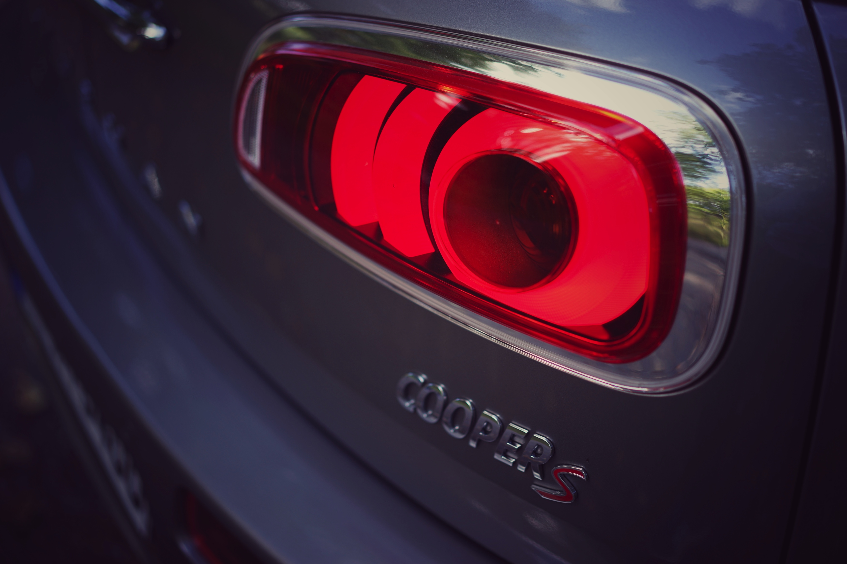 Autotest MINI Clubman: hij verloor zijn gekke deurtje, groeide serieus en werd een stuk volwassener. Wij reden de Mini Clubman Cooper S rond Stockholm. Is hij naast praktisch ook nog wel speels.