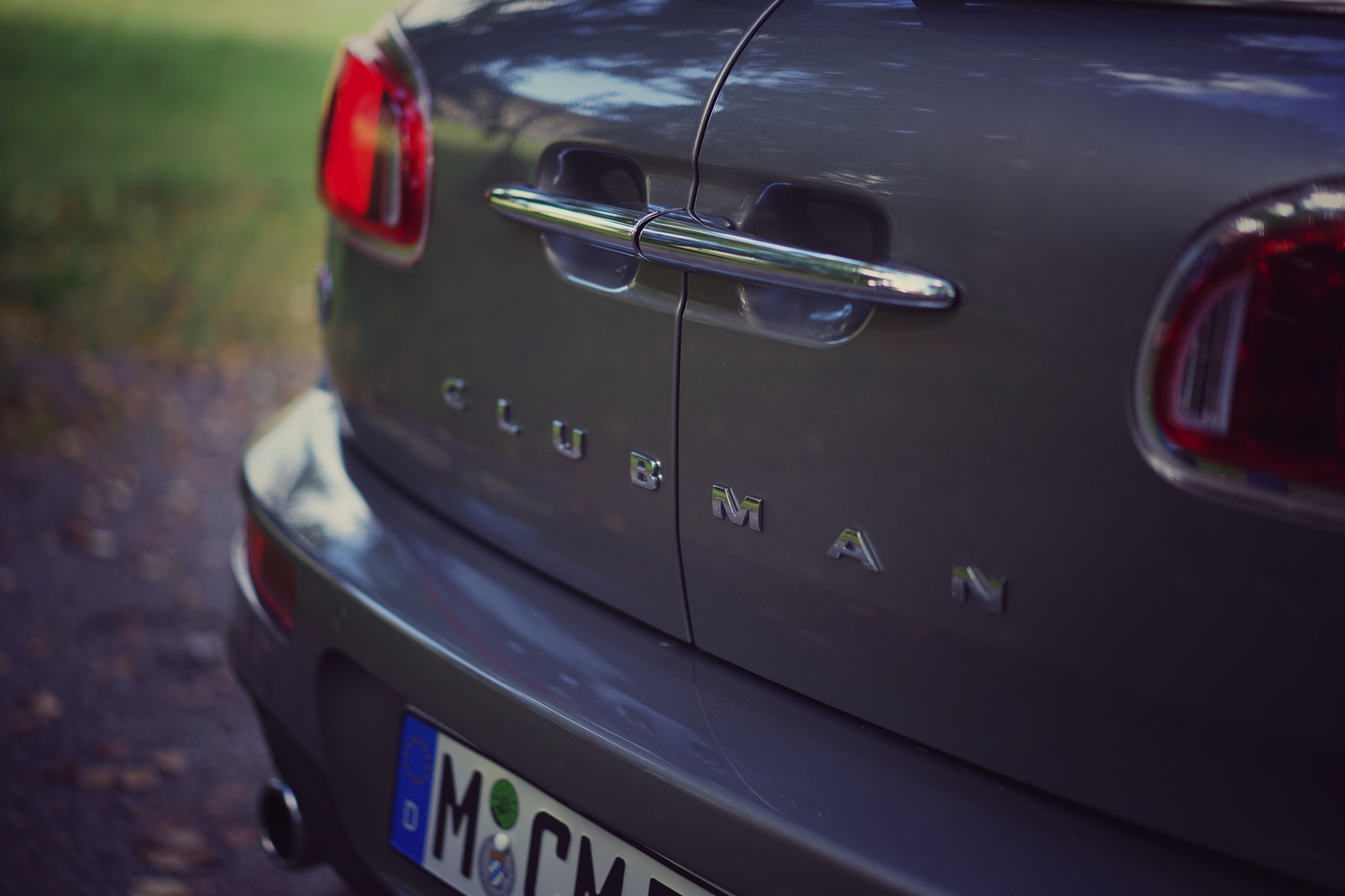 Autotest MINI Clubman: hij verloor zijn gekke deurtje, groeide serieus en werd een stuk volwassener. Wij reden de Mini Clubman Cooper S rond Stockholm. Is hij naast praktisch ook nog wel speels.